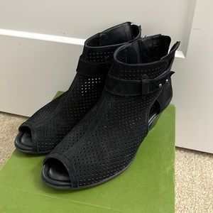 Earth Intrepid Black Soft Buck Size 9 Open-toe Bootie
